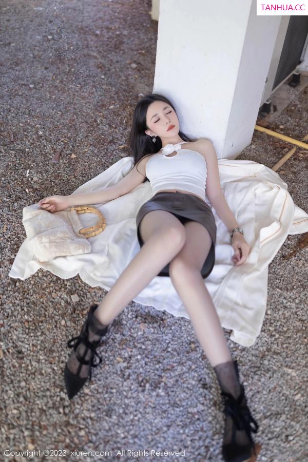 鱼子酱fish  [XiuRen]高清写真图 2023.12.29 No.7888 鱼子酱Fish 短裙美腿第10张图片